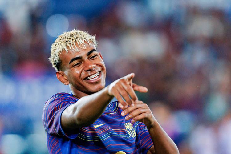 皇马近期面临高压，阿隆索执教遇阻，潜在替代者包括瓜迪奥拉、齐达内及阿韦罗亚，比赛关键影响其未来。