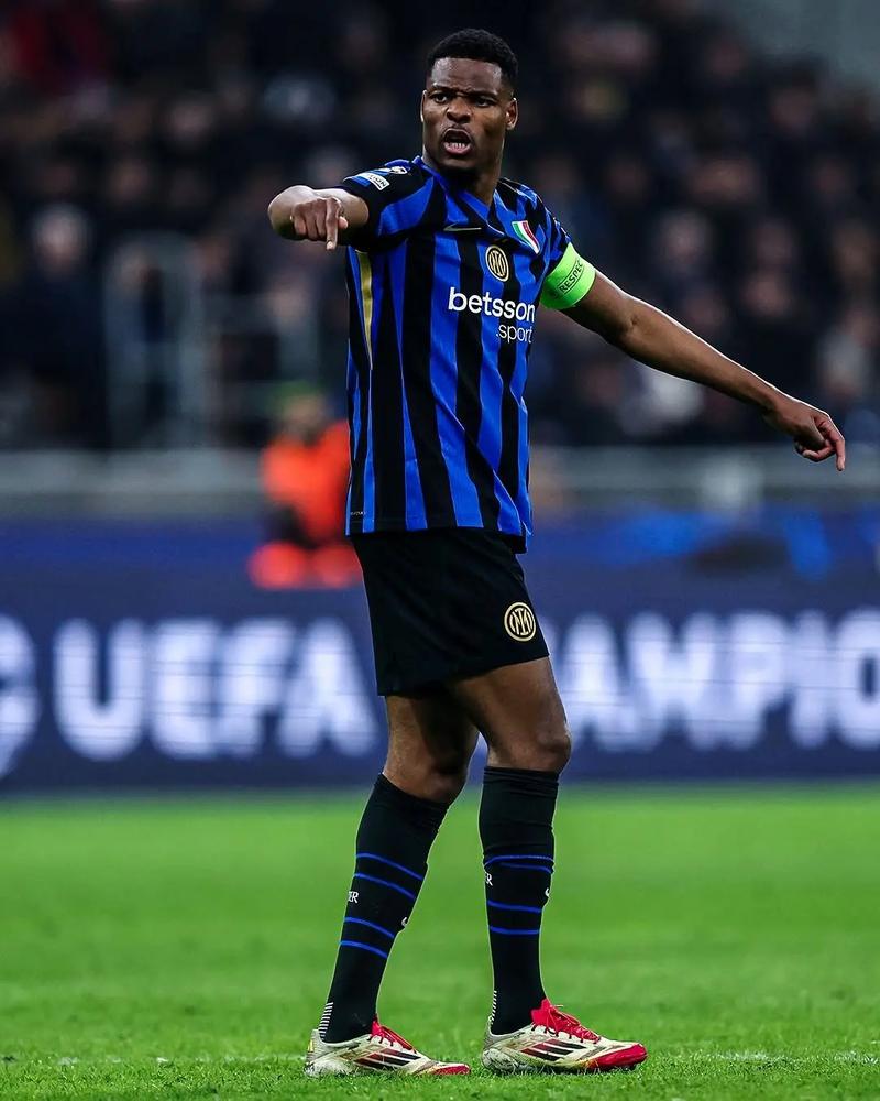 热议国足选帅：本土教练是陪标的；选土帅洋帅都是领导一句话（国足选帅惹热议：本土教练成陪跑，土洋之争终听领导一声令下）