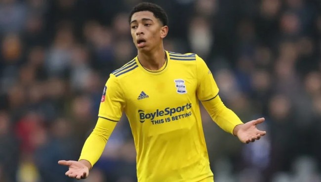 马卡解析亚马尔新庆祝动作：致敬足球游戏角色必杀技（马卡解读亚马尔全新庆祝方式：向足球游戏角色的必杀招式致敬）