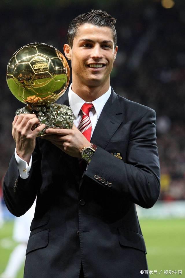 记者：谢维军在昨天的比赛中肋骨又裂了