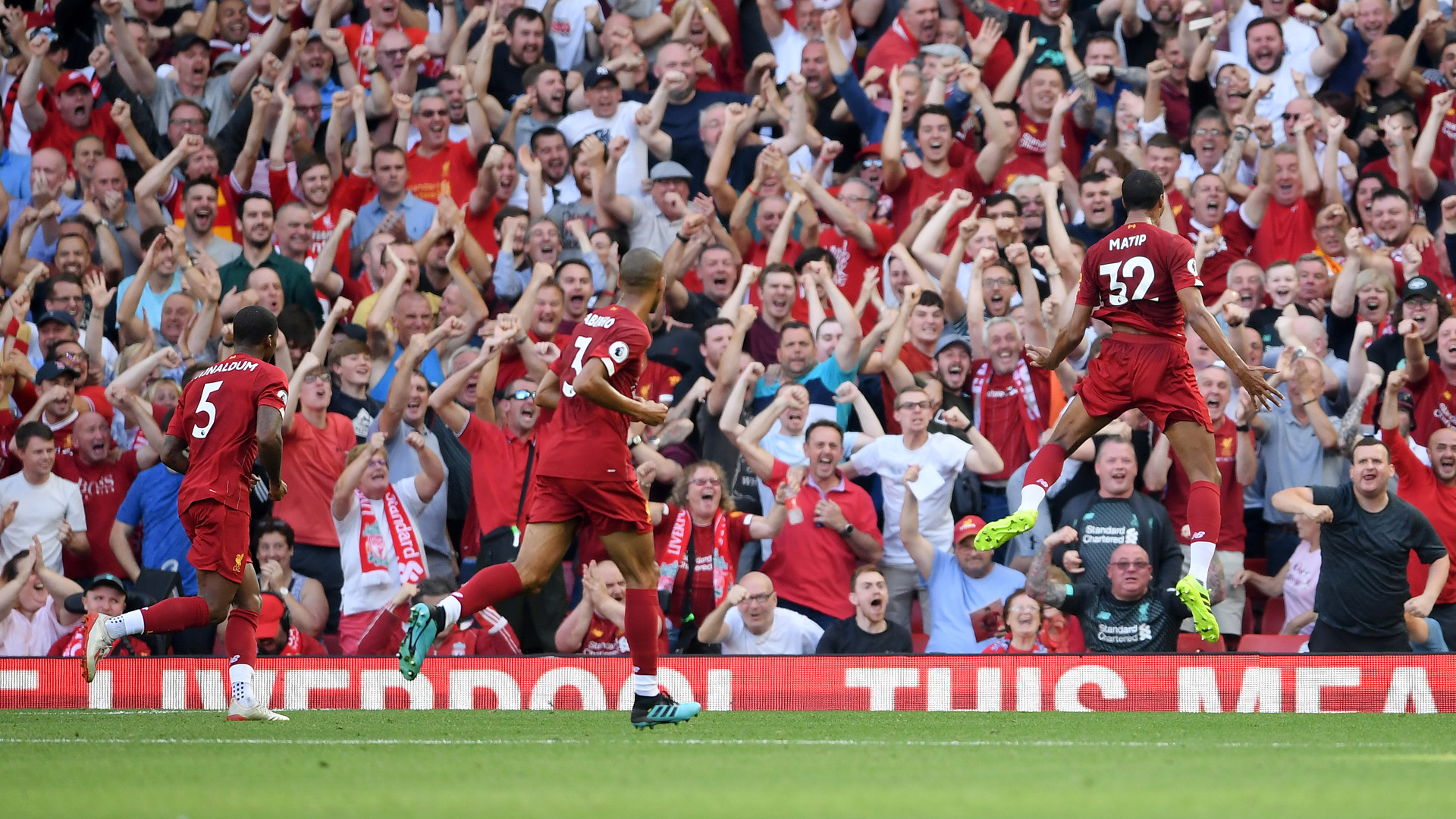 波兰足协谴责投掷烟火球迷：绝不容忍任何违反安全规定的行为（波兰足协痛斥向场内投掷烟火的球迷：对任何破坏安全的行为零容忍）