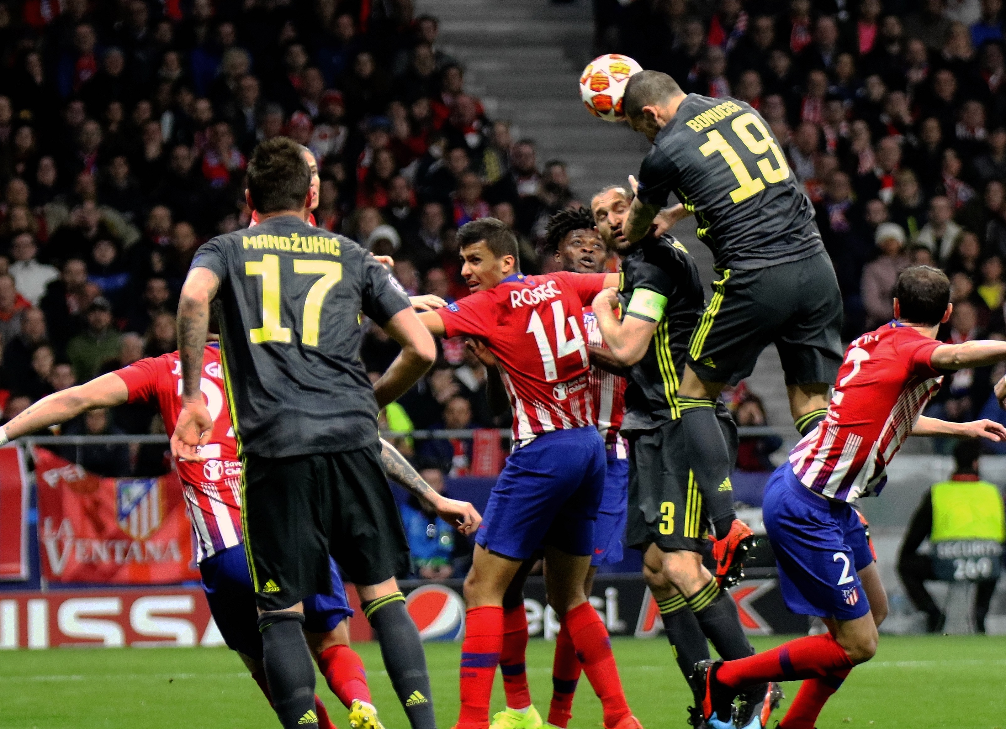 反身扣篮震撼全场